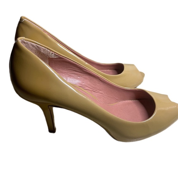 Vince Camuto Kira Womens 7 M Stiletto Heels Nude Beige Patent Leather Peep Toe - Picture 3 of 8